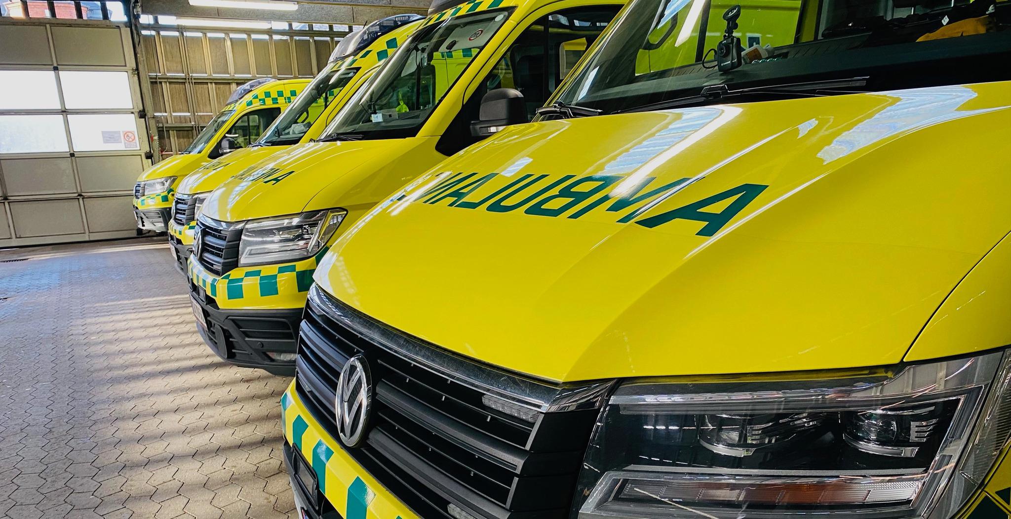 4 ambulancer står på række indenfor i hallen